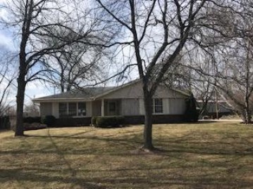 2395 De Carlin Dr, Brookfield, WI 53045-3908