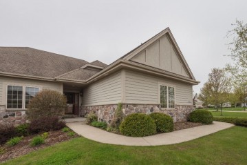 N60W5007 Highland Crossing Cir, Cedarburg, WI 53012