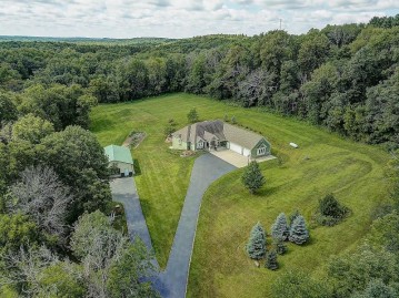 5889 Shamrock Ln, Erin, WI 53033-9768