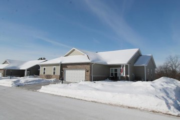 251 Oak Hill Cir, Rochester, WI 53105