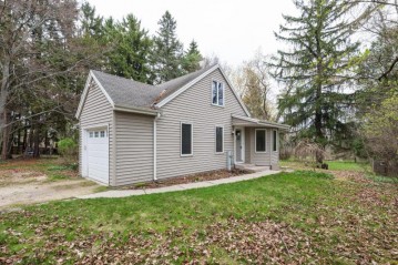 2096 Edgewater Dr, Grafton, WI 53024-9642