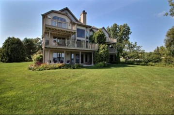 N24W30380 Crystal Springs Dr, Delafield, WI 53072-4274