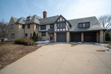 3615 N Lake Dr, Shorewood, WI 53211-2645