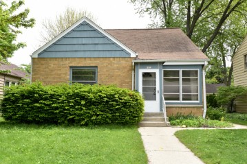 4452 N Sheffield Ave, Shorewood, WI 53211-1306