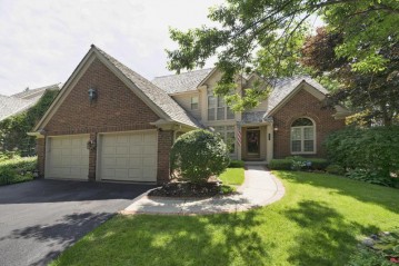 530 Park Cir, Elm Grove, WI 53122-2554