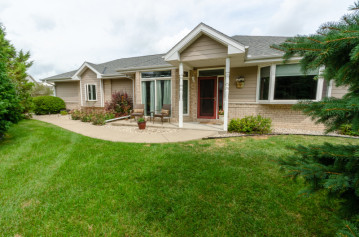 141 Pheasant Run, Johnson Creek, WI 53038-9453