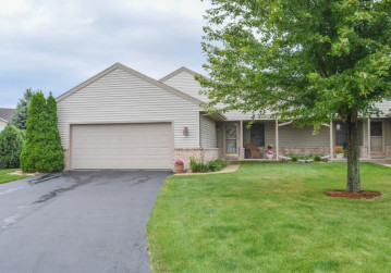 W287 Thompson Cir, Ixonia, WI 53066-2012