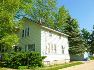 233 W Wabash Ave, Waukesha, WI 53186-6136