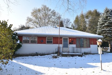 209 S Orchard St, Thiensville, WI 53092-1807