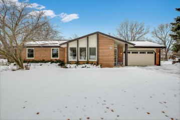 8361 S 35th St, Franklin, WI 53132-9355