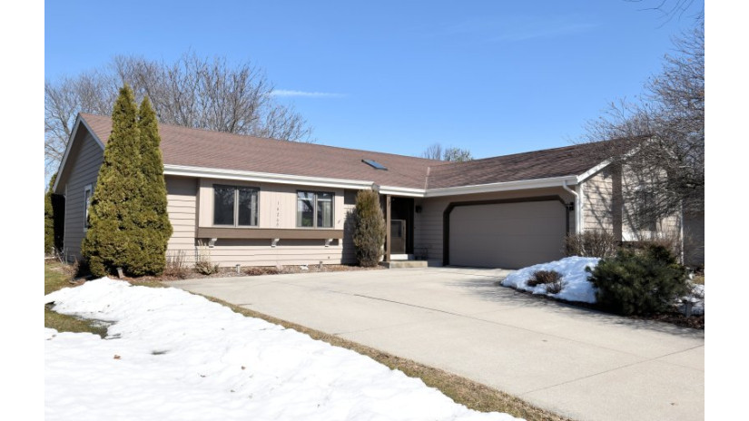 16260 W Mayflower Dr New Berlin, WI 53151 by Shorewest Realtors $319,900