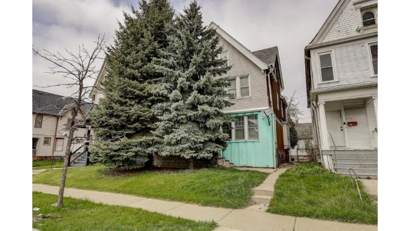 2422 W Highland Ave Milwaukee, WI 53233 by Kelly Barrett Real Estate $39,000