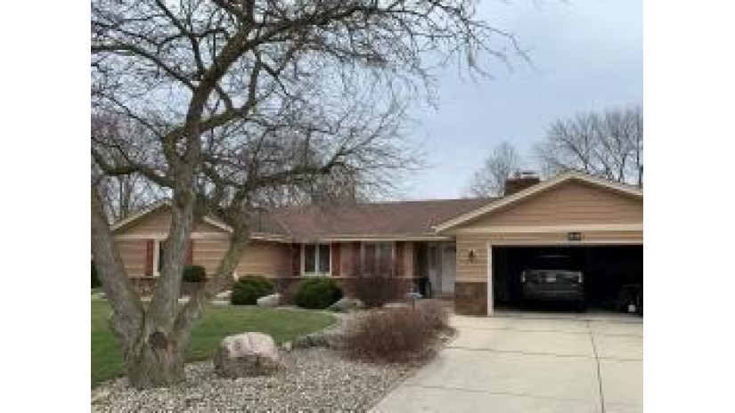 8055 S Steeple View Dr Franklin, WI 53132 by RE/MAX Realty Pros~Milwaukee $329,900