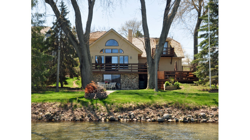 5586 W Lake Dr West Bend, WI 53095 by Shorewest Realtors $950,000