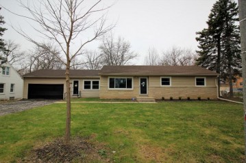 4751 N 106th St, Wauwatosa, WI 53225-4522