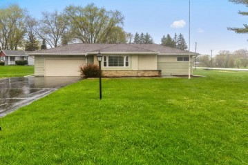 W150N6381 Papoose Dr, Menomonee Falls, WI 53051