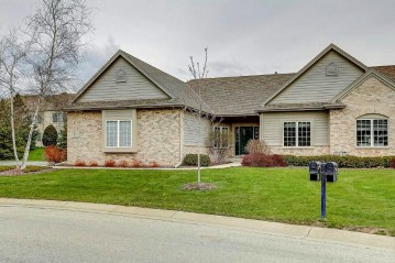 W50N595 Highland Crossings Cir, Cedarburg, WI 53012-3506