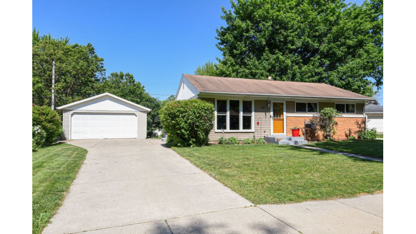 1106 Evergreen Dr Waukesha, WI 53188 by Shorewest Realtors $214,900