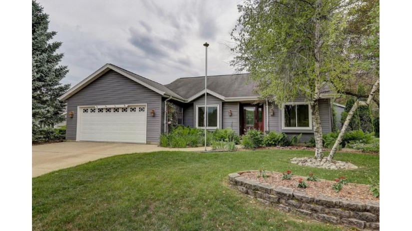 701 E Bridlewood Ln Oak Creek, WI 53154 by First Weber Inc- Greenfield $330,000