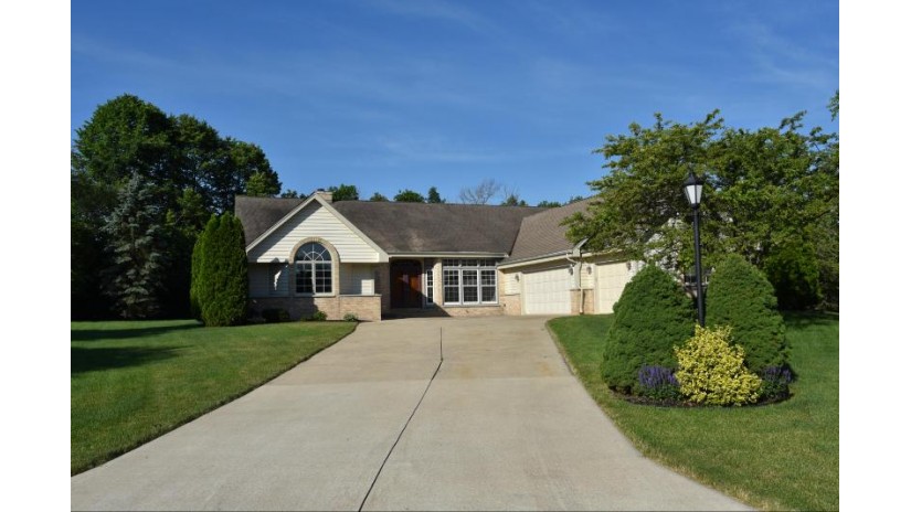 12915 W Hawthorne Ln New Berlin, WI 53151 by Buyers Vantage $499,900