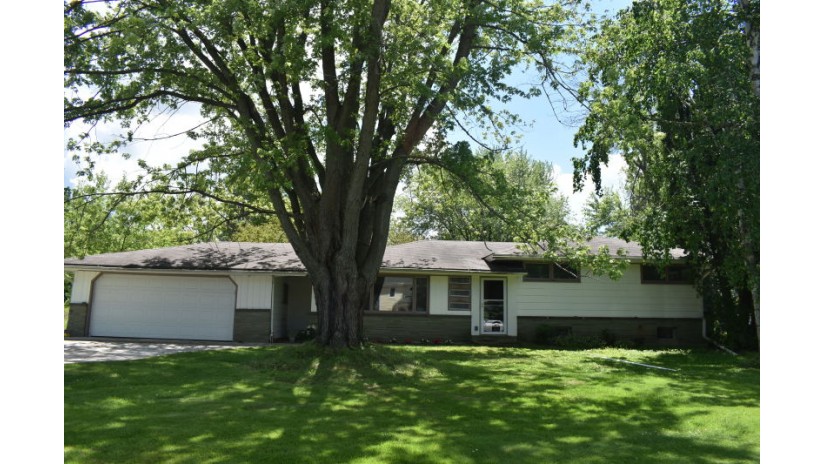 N60W39515 Mary Ln Oconomowoc, WI 53066 by Shorewest Realtors $249,900