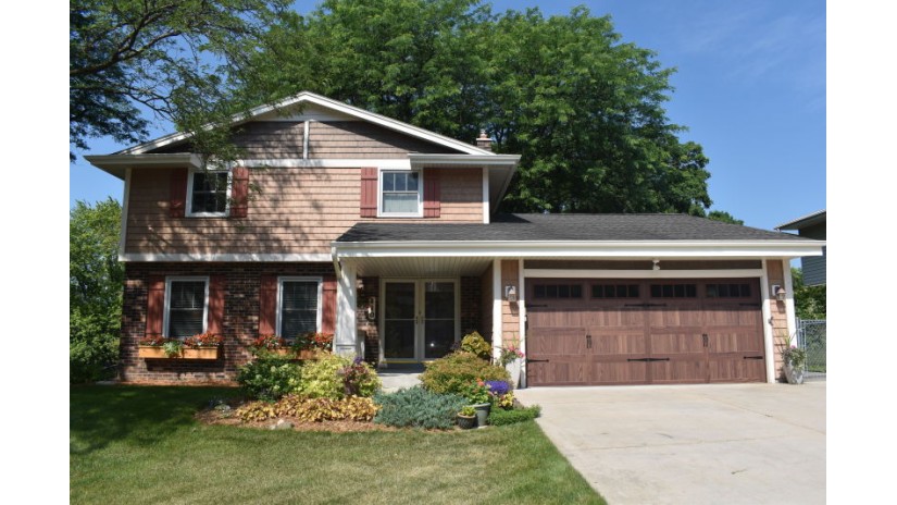 410 Mandan Dr Waukesha, WI 53188 by Shorewest Realtors $309,000