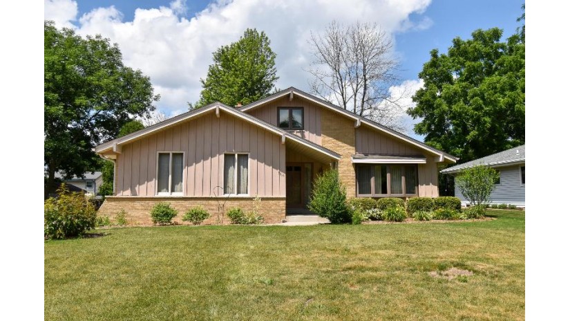 3275 S Regal Dr New Berlin, WI 53151 by Redefined Realty Advisors LLC $313,000