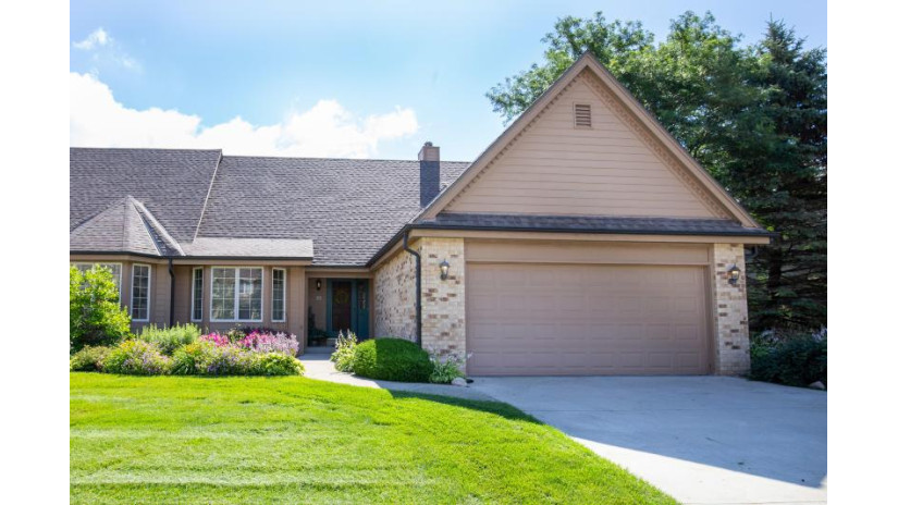 640 Mcnally Ln B Brookfield, WI 53045 by Lake Country Flat Fee $409,900