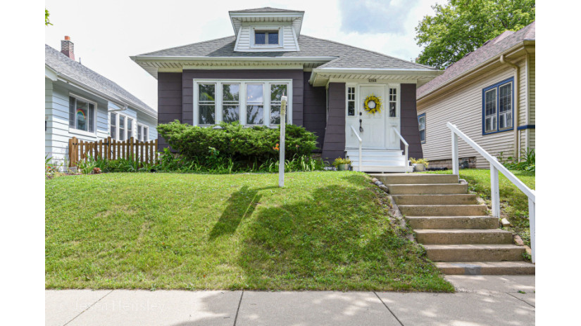 2960 N Cambridge Ave Milwaukee, WI 53211 by Shorewest Realtors $209,000