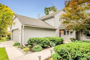 865 W Autumn Path Ln, Bayside, WI 53217-1605