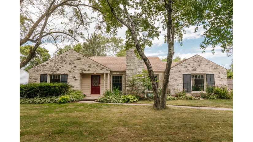 400 W Acacia Rd Glendale, WI 53217 by Shorewest Realtors $275,000