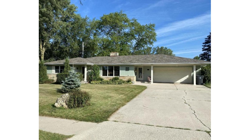 206 Regal Dr Fredonia, WI 53021 by Berkshire Hathaway HomeServices Metro Realty $237,900