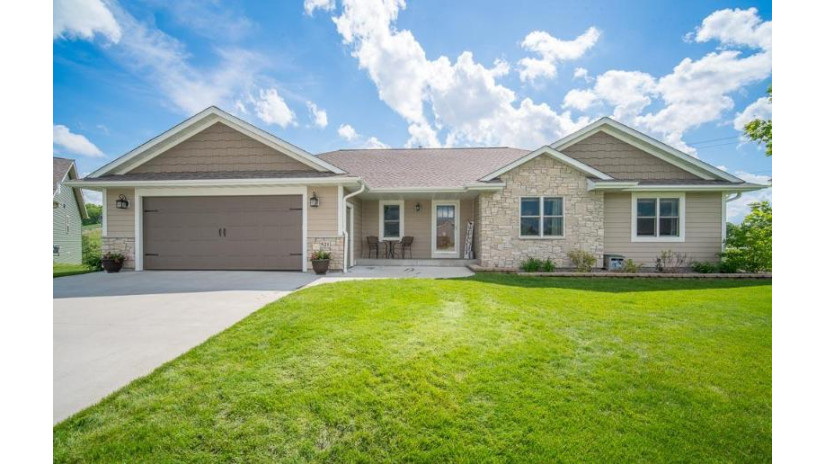 521 Silver Fox Dr S Kewaskum, WI 53040 by Exsell Real Estate Experts LLC $372,500