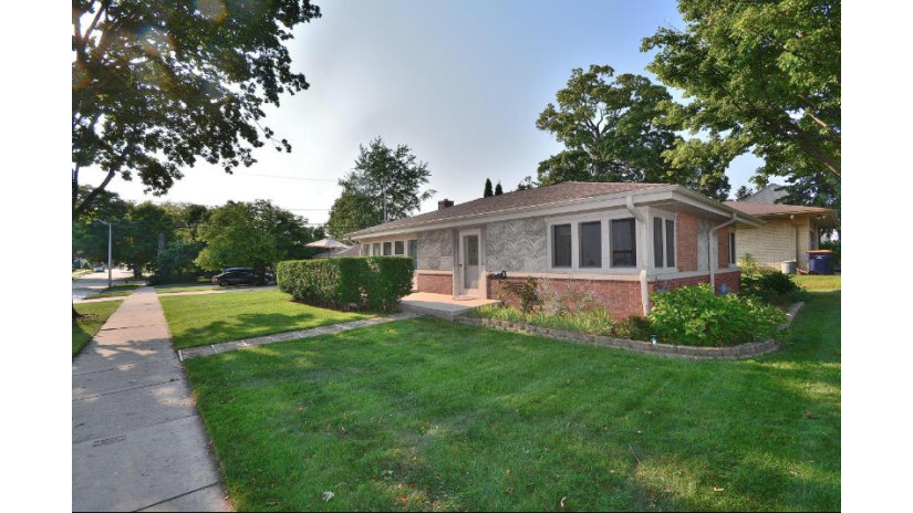 2375 S 80th St West Allis, WI 53219 by First Weber Inc - Brookfield $179,900