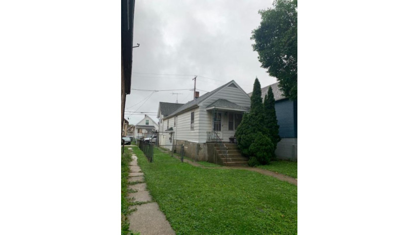 2130 S 18th St Milwaukee, WI 53215 by Overland Realty $49,900