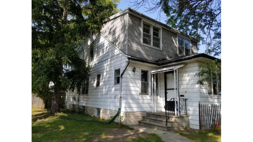 2501 N 55th St Milwaukee, WI 53210 by First Weber Inc- Greenfield $64,900