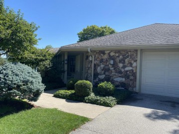 W325N7212 Clearwater Dr, Hartland, WI 53029-8511