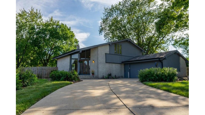 3585 S Brentwood Rd New Berlin, WI 53151 by Standard Real Estate Services, LLC $309,000