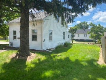 3703 Division St, Manitowoc, WI 54220-5824