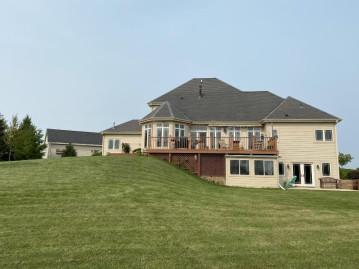 1155 Rolling Meadows Ct, Saukville, WI 53074