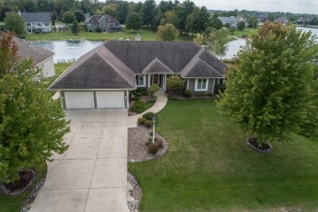 413 E Red Pine Cir, Dousman, WI 53118