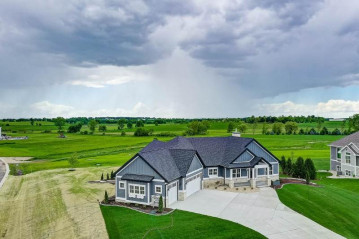 6689 Wagners Vineyard Tr, Windsor, WI 53590