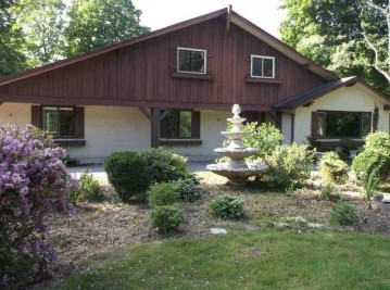 1917 Fairhaven Dr, Grafton, WI 53012-9117