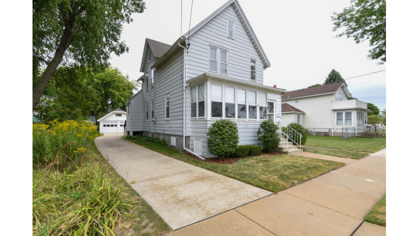 4409 8th Ave Kenosha, WI 53140 by Shorewest Realtors $190,000