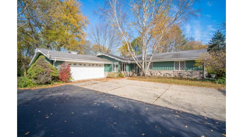 W222S3748 Deer Ct Waukesha, WI 53189 by RE/MAX Realty 100 $365,000