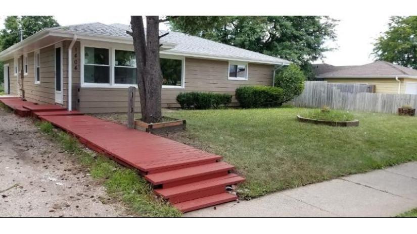 1404 Oakdale Dr Waukesha, WI 53189 by Design Realty, LLC $237,000