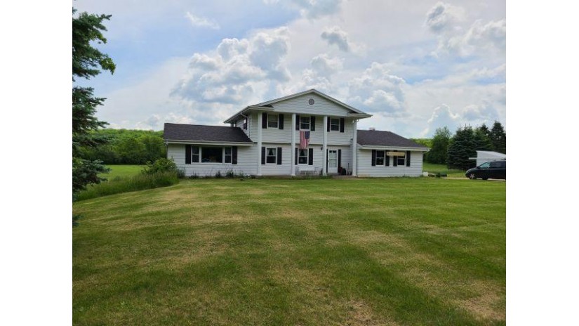 498 S Lapham Peak Rd Delafield, WI 53018 by Bill Stade Auction & Realty $575,000