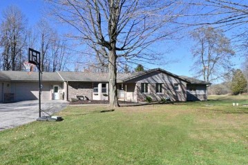 W3950 Pinecrest Ln, Fredonia, WI 53080-1042