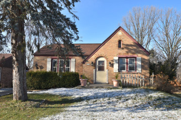 9822 W Grantosa Dr, Wauwatosa, WI 53222-1409