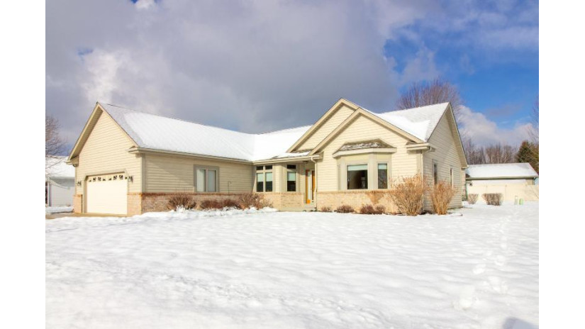 2910 Emslie Dr Waukesha, WI 53188 by Brookfield Realty Co.,Inc. $349,900